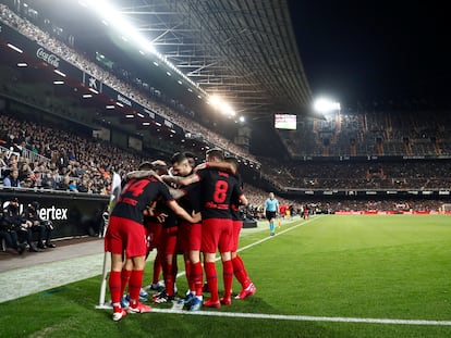 Los jugadores del Atlético de Madrid celebran un gol ante la afición del Valencia en Mestalla.
