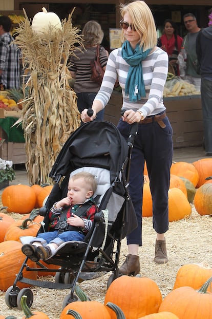 January Jones elige calabaza con su bebé.