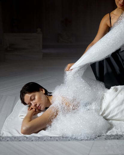 Una mujer durante el baño de espuma en el Zeyrek Çinili Hamam de Estambul.