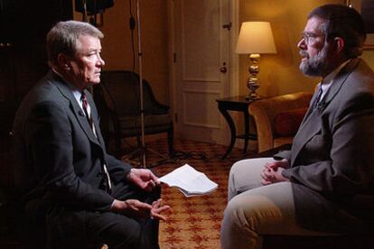 El ex agente Mike Scheuer, a la derecha, conversa con el periodista de la CBS Steve Kroft.
