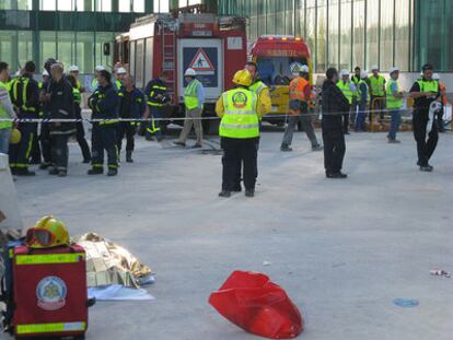 Trabajadores del SAMUR y bomberos, en el lugar del siniestro.