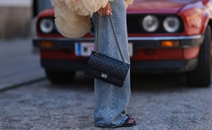 El bolso 2.55 de Chanel (8.990 euros).