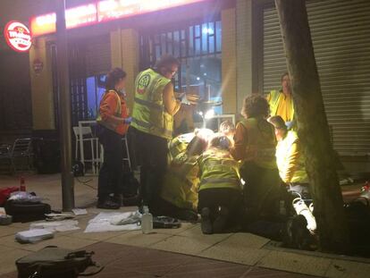 Facultativos del Samur atienden al hombre tiroteado en Usera.