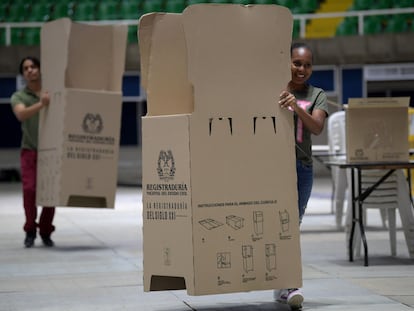 Trabajadores ayudan a preparar un colegio electoral en Cali, Colombia, en vísperas de las elecciones presidenciales.