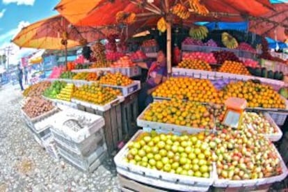 Puesto de venta de fruta en Sumatra (Indonesia).