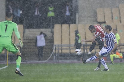 Disparo de Raúl García hacia la portería de la Real.