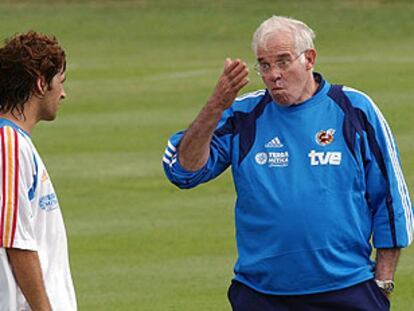 Raúl con el seleccionador Luis Aragonés