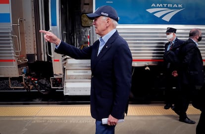 Joe Biden, de 77 años, se mantuvo confinado por la covid-19 casi hasta la recta final de la campaña. Solo en el último mes se lanzó de gira para intentar inclinar la balanza en algunos Estados clave. En la imagen, el candidato demócrata llega en tren a un mitin en Alliance, Ohio, el pasado 30 de septiembre.