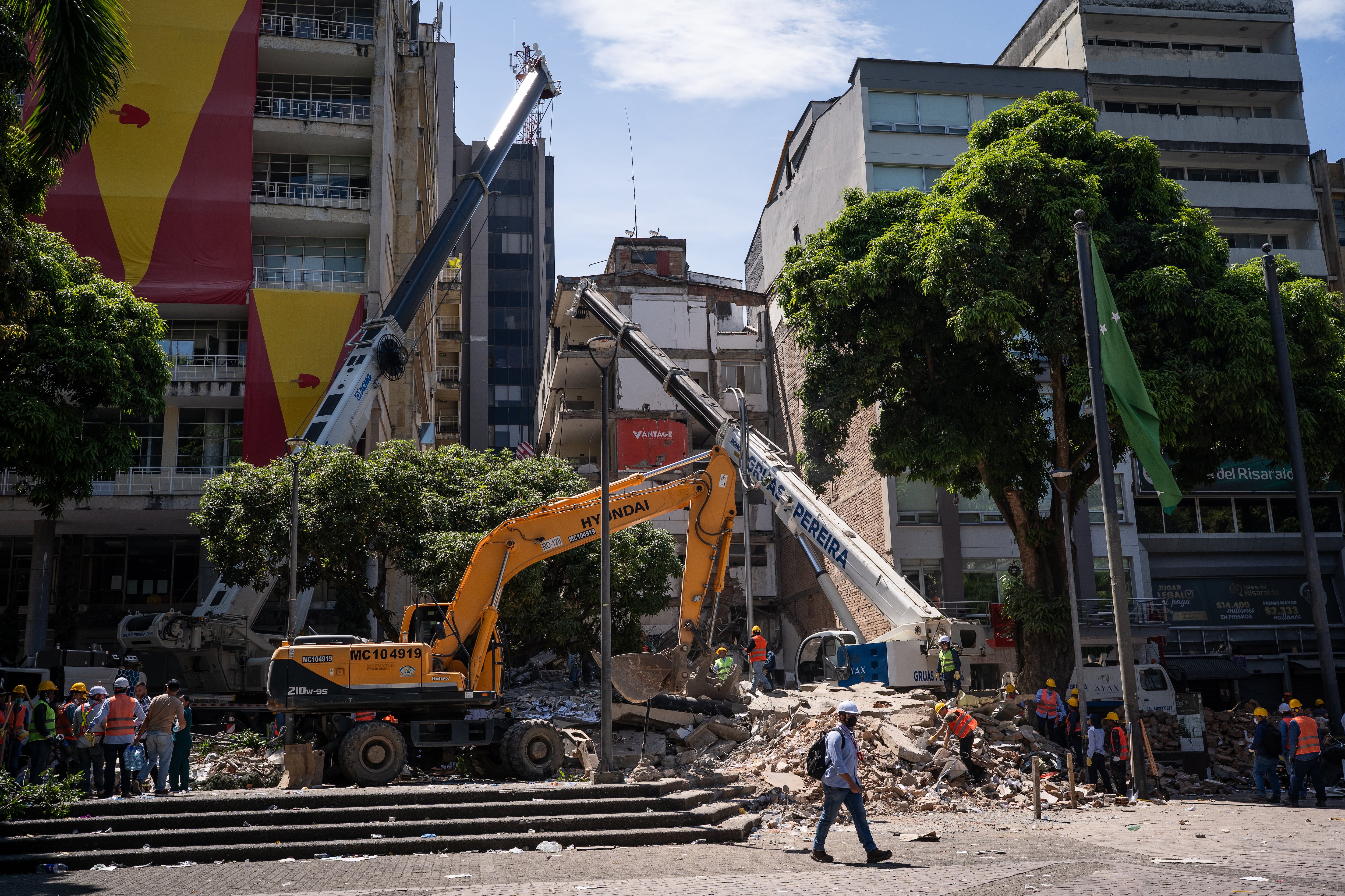 Trabajos de remoción de escombros en busca de sobrevivientes, en el centro de Pereira (COlombia), este martes.