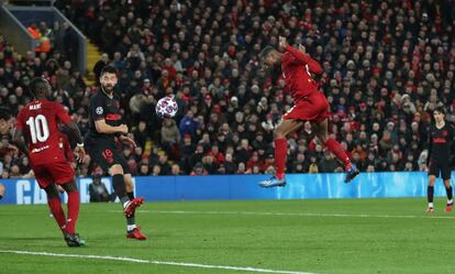 Wijnaldum marca el primer gol del Liverpool.