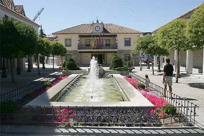 La plaza de la Constitución, con el Ayuntamiento de Torrelodones al fondo.