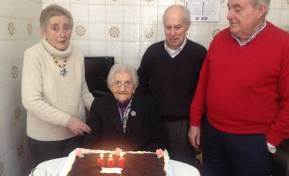 Josefina Martínez Balseiro y Teodoro Díaz Martínez, flanquean a María Balseiro Martínez, en su 102 cumpleaños. Con jersey rojo, Alfonso Emilio Balseiro, alcalde de Mañón (Galicia). Imagen tomada en Ribeiras do Sor en 2015.