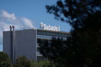 Exterior de la sede de Banco Sabadell, en Barcelona.