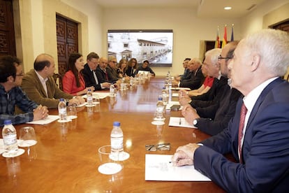 Puig y Mont&oacute;n con las asociaciones de afectados por hepatitis C.