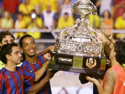 Ronaldinho y Xavi levantan el Carranza. 