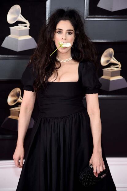 La cómica y actriz Sarah Silverman posa con una rosa blanca en la boca, el símbolo contra el acoso sexual de los Grammy. Su look lo firma Maggie Marilyn.