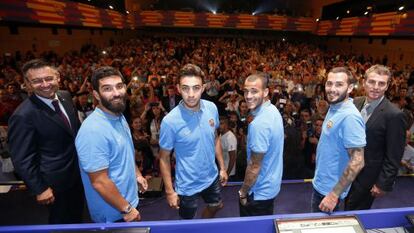 Bartomeu i Fernández amb els nous jugadors del primer equip en el congrés de penyes.