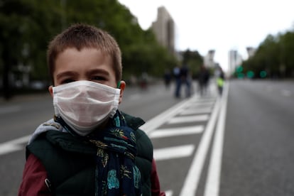 Un niño con mascarilla, el pasado sábado en el Paseo de la Castellana, en Madrid.