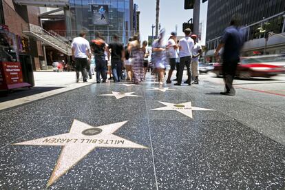 Grupos de turistas en el Paseo de la Fama de Hollywood, en Los Ángeles (California).