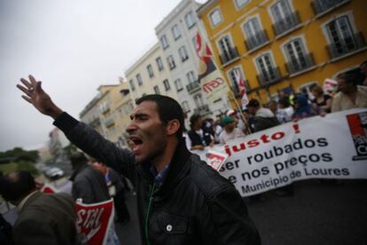 Un hombre participa en una manifestación contra los recortes en Lisboa.
