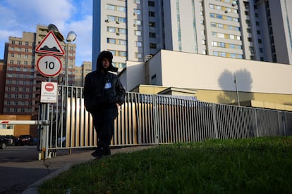 Un guarda de seguridad vigila los edificios que albergan la oficina de la OTAN en Moscú, el pasado martes.