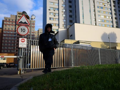 Un guarda de seguridad vigila los edificios que albergan la oficina de la OTAN en Moscú, el pasado martes.