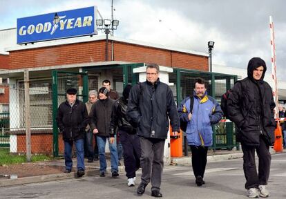 Trabajadores de Goodyear, saliendo de la fábrica de Amiens.