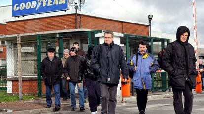 Trabajadores de Goodyear, saliendo de la fábrica de Amiens.