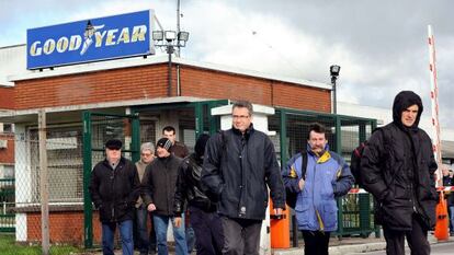 Trabajadores de Goodyear, saliendo de la fábrica de Amiens.