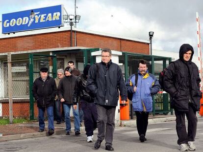 Trabajadores de Goodyear, saliendo de la fábrica de Amiens.