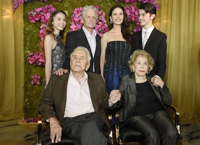 Foto de Kirk Douglas con su familia, junto a su esposa, Anne Douglas y, detrás, su hijo Michael, la esposa de este Catherine Zeta-Jones, y los hijos de ambos Carys Zeta Jones y Dylan.