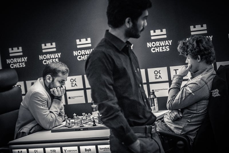 Gukesh pasea por el escenario mientras Carlsen sufre ante Erigaisi este viernes en Stavanger (Noruega)