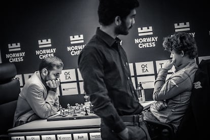 Gukesh walks the stage while Carlsen suffers against Erigaisi this Friday at Stavanger (Norway)