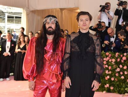 El diseñador Alessandro Michele y el cantante Harry Stiles en la pasada edición de la Gala Met, fiesta que todos los años se celebra en el Metropolitan Museum de Nueva York.