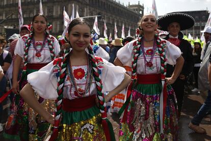 La concentración ha estado amenizada por mariachis y grupos de danza que se han entretenido a los seguidores de López Obrador que se han reunido en el Zócalo. 