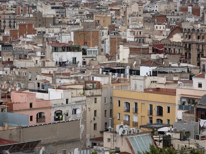 DVD 1165 13/06/23 Barcelona. Vista alzada del barrio del  Raval, uno de los barrios mas dificiles de la ciudad para encontrar pisos de compra o de alquiler. [ALBERT GARCIA] EL PAIS