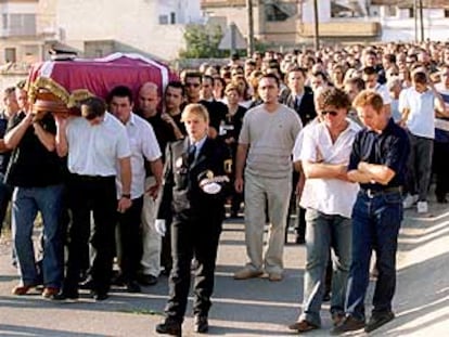 Entierro en Fortaleny del policía tiroteado en Sueca