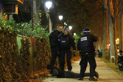 Policías franceses controlan las inmediaciones de la sala de conciertos Bataclan.