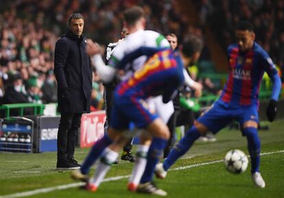 El entrenador del FC Barcelona, Luis Enrique (izquierda), observa a los jugadores durante el partido.