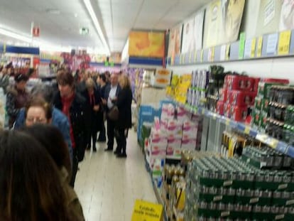 Cola de clientes en un supermercado de Lidl, esta ma&ntilde;ana.