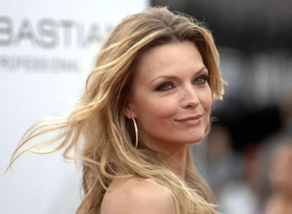 Michelle Pfeiffer, ayer en Los Ángeles, durante el estreno de <i>Hairspray</i>.