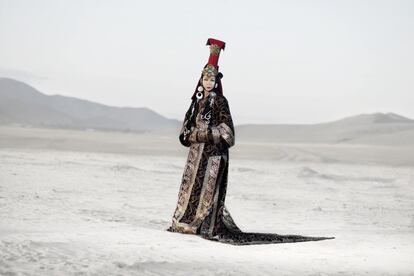 Esta foto, tomada en un desierto en el centro de Mongolia, muestra a Gambush vestida con el traje de reina mongola. Necesitaba una imagen que fuera el resumen del proyecto y ella me la dio. El traje viene de la cultura n&oacute;mada del pa&iacute;s, hay varios vestidos de reinas de diferentes regiones y hoy en d&iacute;a se usan en bodas y otras celebraciones. Este es muy parecido al de la princesa Amidala de la saga de La Guerra de las Galaxias, ya que se inspiraron en el folclore mongol para elaborar el vestuario de las pel&iacute;culas. En Mongolia existe un estrecho v&iacute;nculo entre la transexualidad y el chamanismo; este ha tenido mucho arraigo en la sociedad pero en la &eacute;poca comunista desapareci&oacute;, se diluy&oacute;.
 