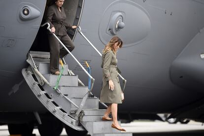 Melania Trump y Karen Pence llegando a la base aérea de  Charleston.