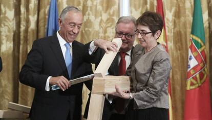 Pilar del Río recibe el reconocimiento a manos del presidente de Portugal y su Ministro de Cultura.