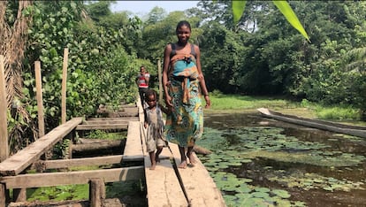 Madre e hija de una comunidad local pasean por los alrededores de Yangambi.