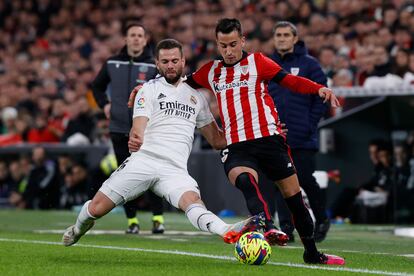 Nacho en una acción con Alejandro Berenguer durante el partido entre el Athletic de Bilbao y Real Madrid, en San Mames este domingo.