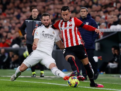 Nacho en una acción con Alejandro Berenguer durante el partido entre el Athletic de Bilbao y Real Madrid, en San Mames este domingo.