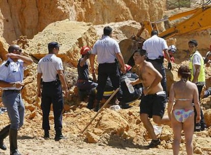 Los equipos de rescate buscan bajo las piedras a posibles supervivientes del desprendimiento ocurrido en una playa del Algarve en el sur de Portugal