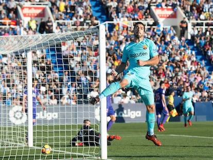 Suárez celebra la consecució del primer gol pel FC Barcelona.