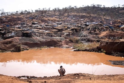 Un minero artesanal busca oro en la mina de Karakaene, una de las mayores explotaciones artesanales de este metal precioso del sureste de Senegal, cerca de la frontera con Malí. 